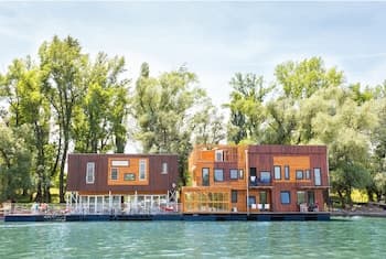 ArkaBarka Floating Hostel and Apartments