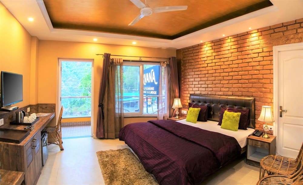 Nirvana Lodge & Lounge