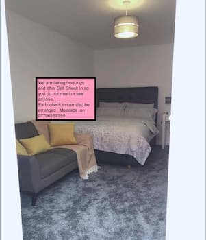 Two bedrooms self-contained flat with Free Parking - Flat 2