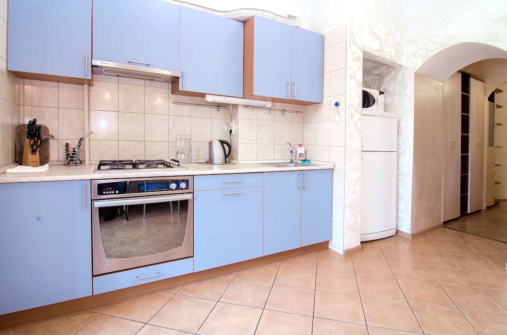 Rent Kiev Lva Tolshtoho Square