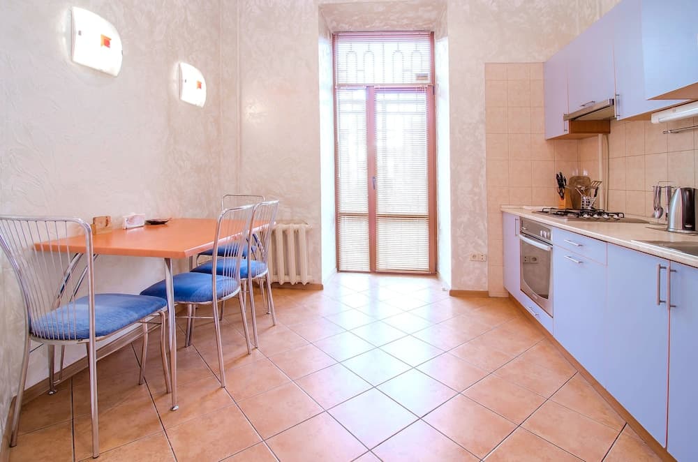 Rent Kiev Lva Tolshtoho Square