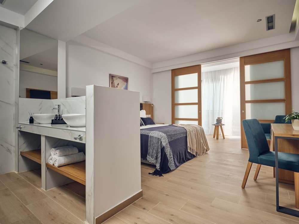 Cavo Orient Beach Hotel