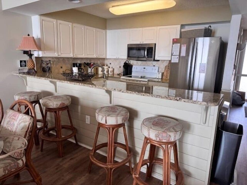 Sunrise Pointe 11f 3 Bedroom Condo by RedAwning