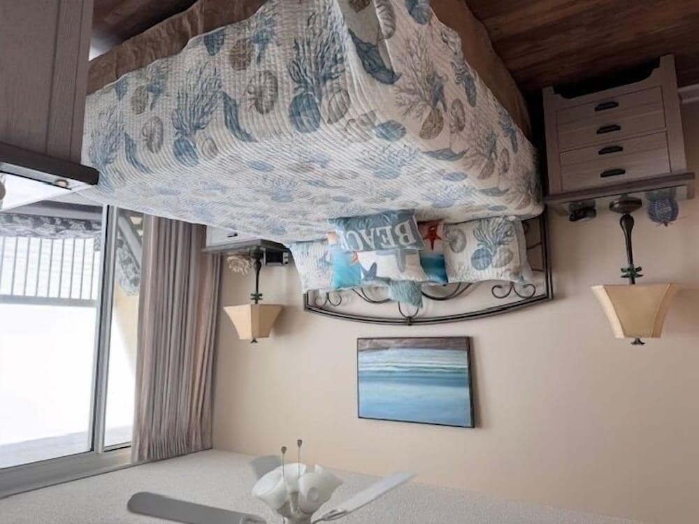 Sunrise Pointe 11f 3 Bedroom Condo by RedAwning