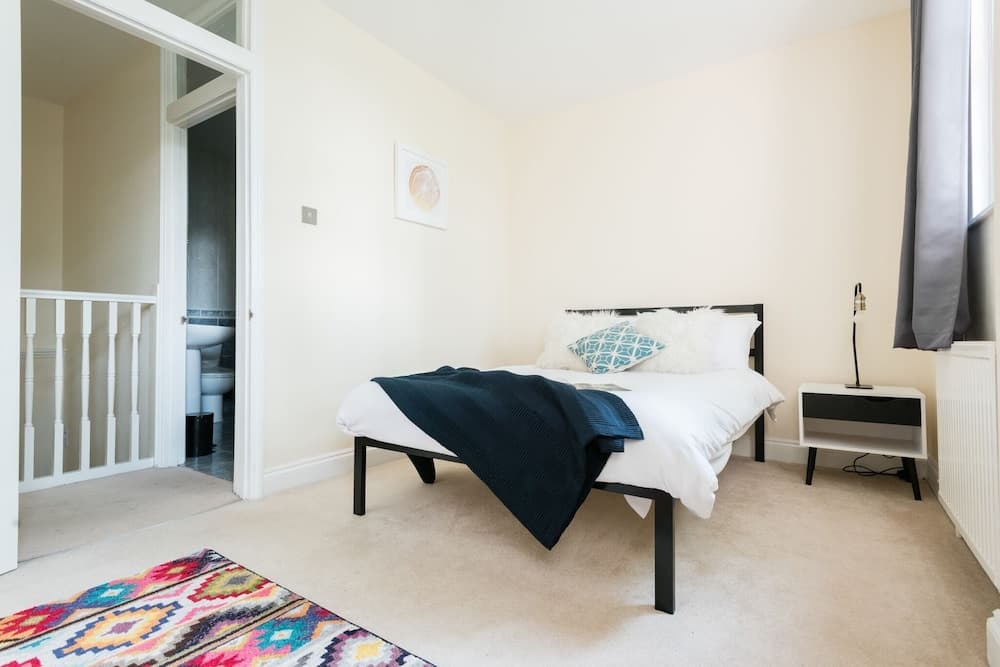 The Lapis Lounge - Large 3BDR House at River Avon