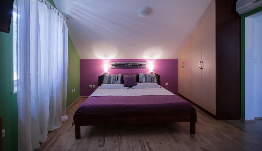 Apartment and Room Ursa