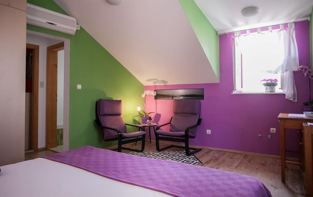 Apartment and Room Ursa