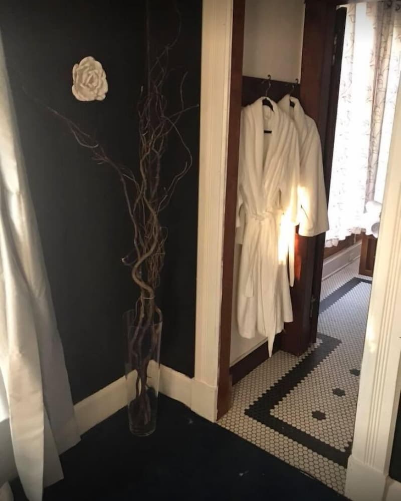 Evans Holly Grove Inn B&B