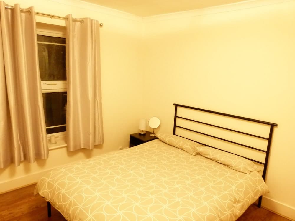 SS Property Hub - Canary Wharf Apartment