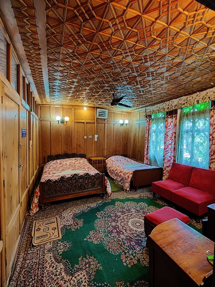 Shiraz Deluxe Houseboat