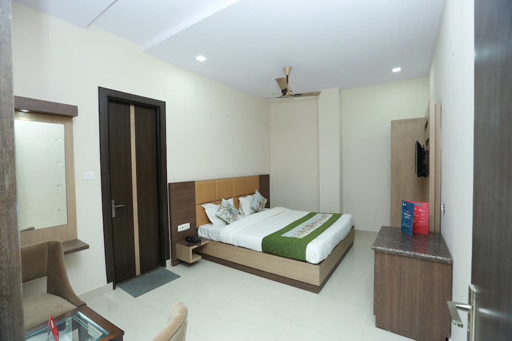 OYO 9007 Royal Crown