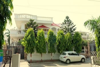 OYO 5634 IVY Stays - Manoj Pandey Chowk