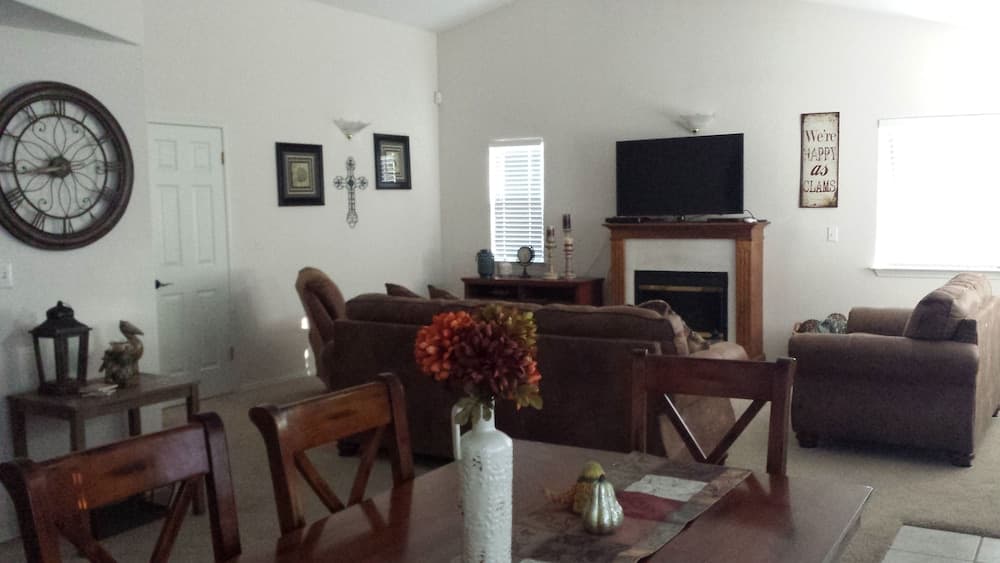 1211 Norswing 3 Bedroom Home by Redawning