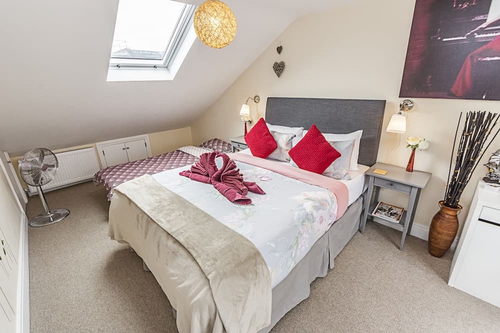 Greyhound Road Rooms