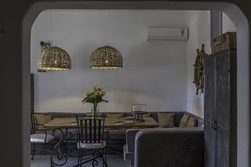 Rock Villas - Emporio | Pool, Jacuzzi, Castle View