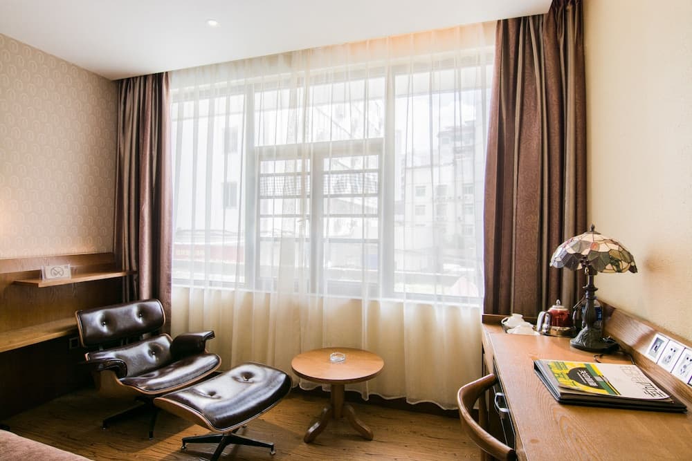 James Joyce Coffetel San Yuan Li Station