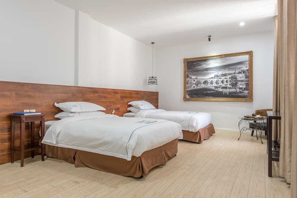 Artist and Old Villa 1927