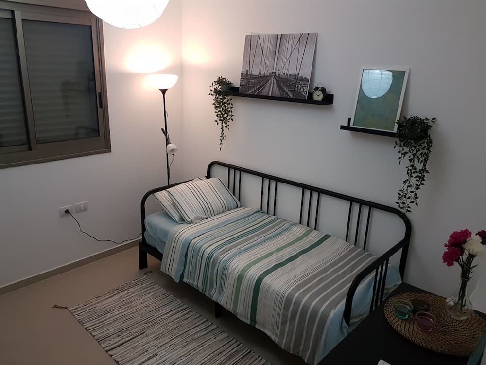Private Bed and Bathroom in Netanya