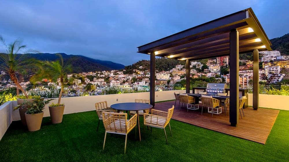 Mountain Views Rooftop Pool Condo