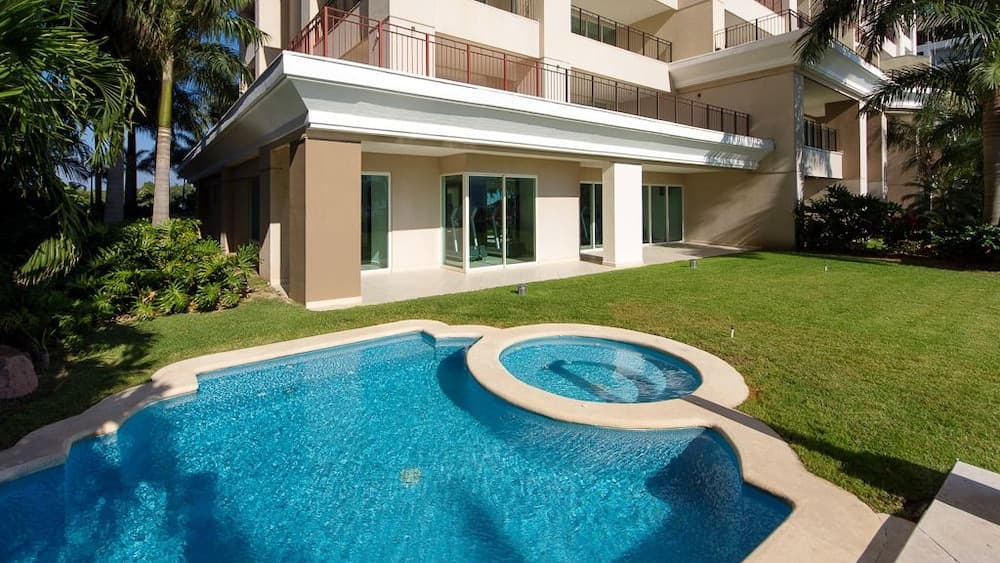 Beautifully Decorated 2 Bedroom Condo