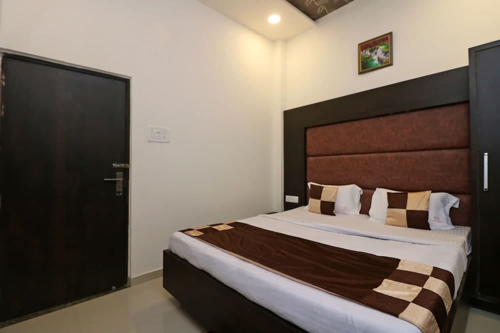 OYO 10991 Hotel Gagan