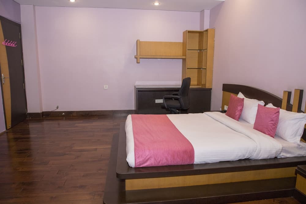 OYO 11345 Hotel White House Inn