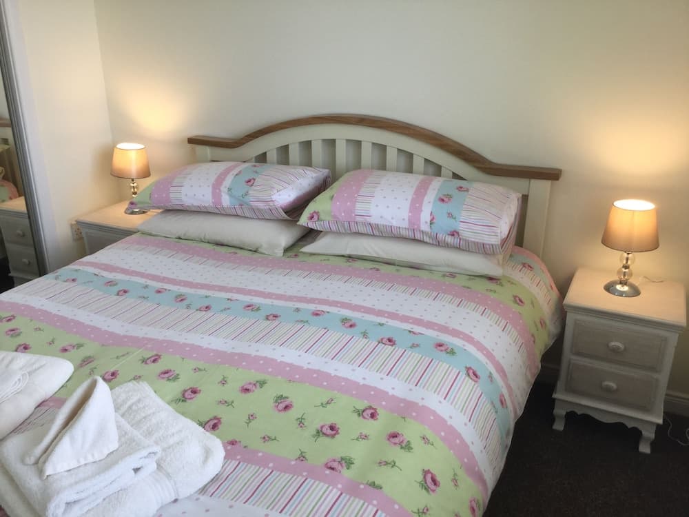 Inverness Apartments - Morning Field