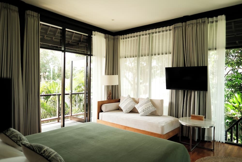 Wave House - Surf Camp