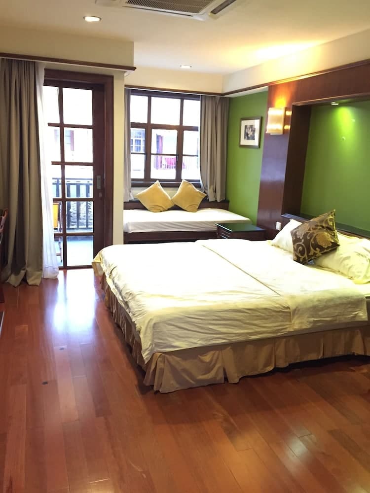 CMK & Private Water Chalet