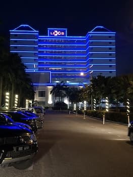 CMK & Private Water Chalet