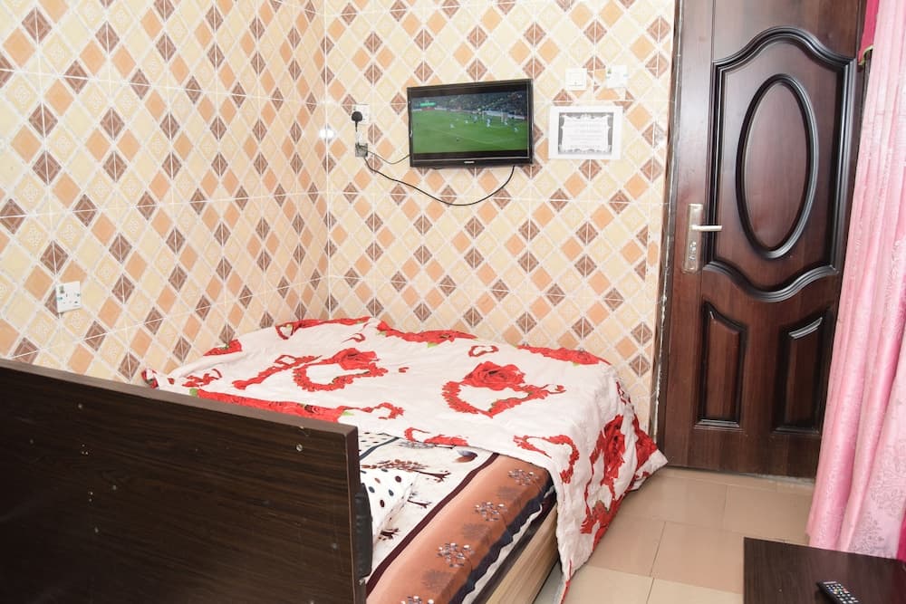 De'elites Pool Bar & Inn