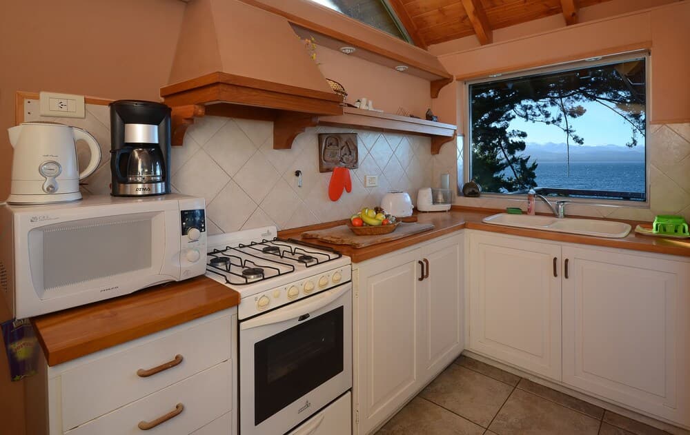 Great 3 Bedroom Home on the Lake Shore H50