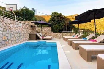 Holiday Home with Private heated Pool, Sea view & Basketball Court