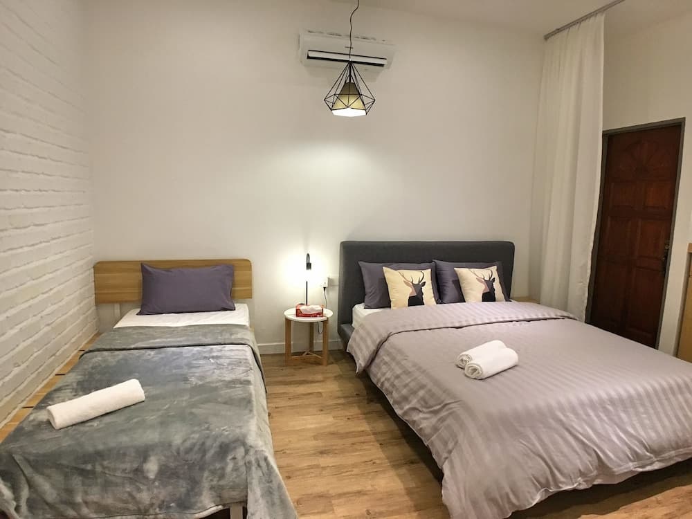 iBook4 Deluxe 2 Bedroom Gurney Suite by iBook Homestay