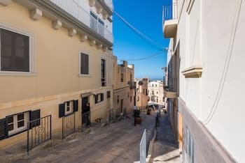 Yellow Pearl Apartments