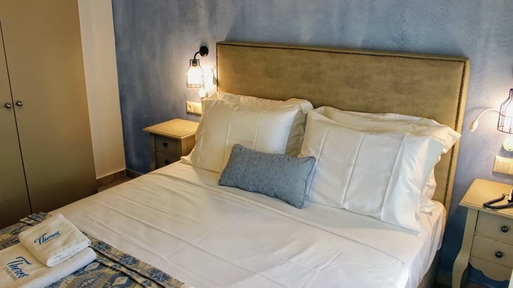 Theros Villas & Suites