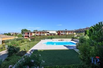 Desenzanoloft – Butterfly and Pools