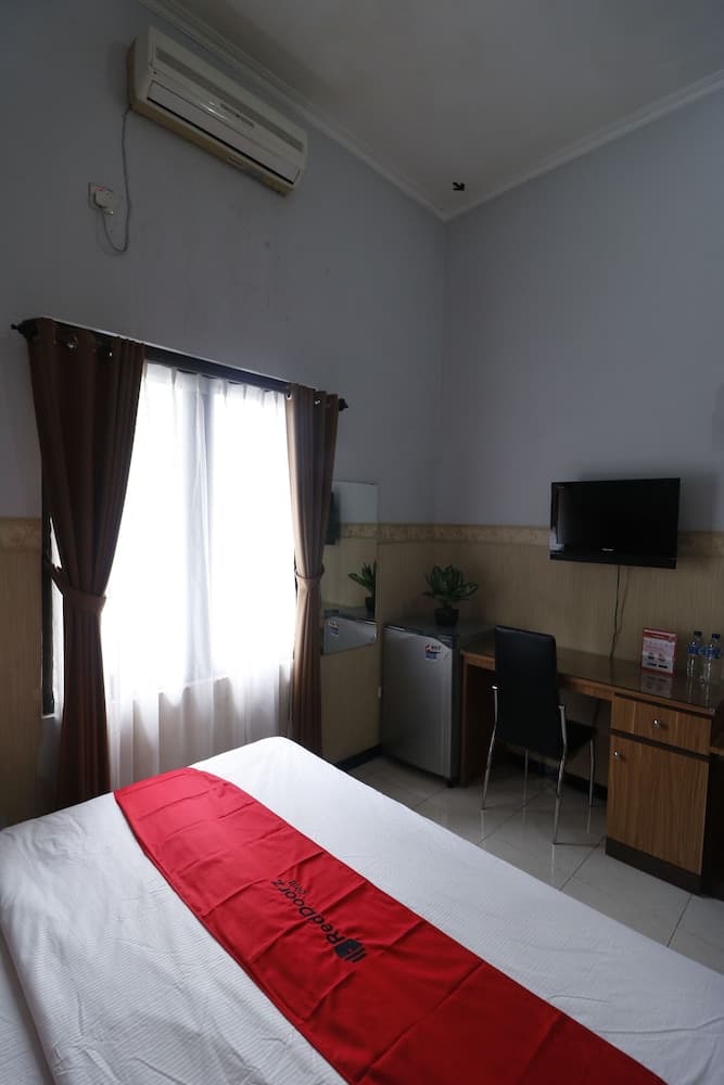 RedDoorz Plus near Undip Tembalang