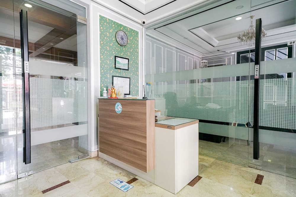 RedDoorz Premium near RS Pondok Indah