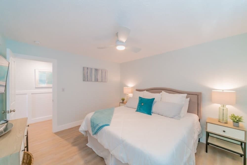 Eastern Shores - 206 1 Bedroom Condo by RedAwning