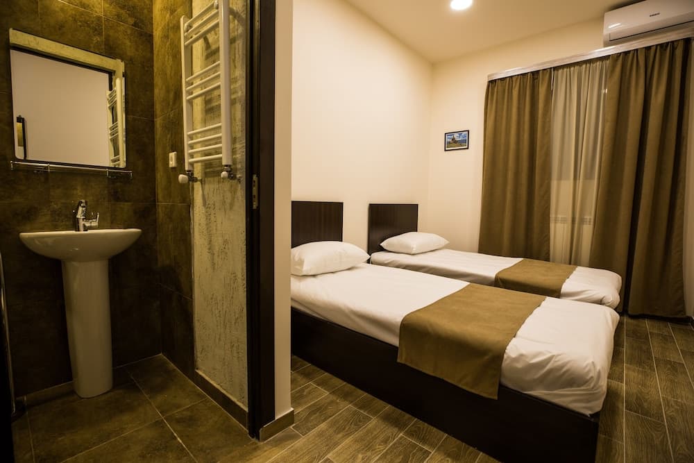 5 Rooms Mini-Hotel & Tours