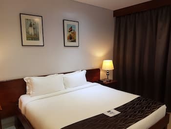 Paddy's Hotel & Apartments