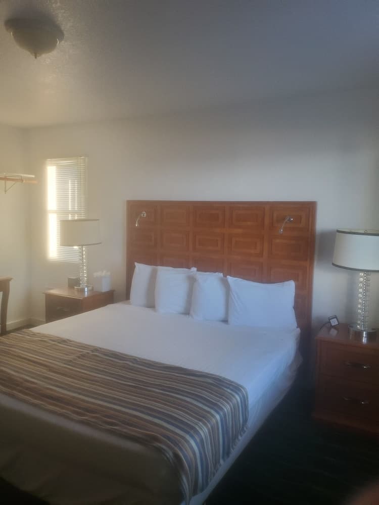 Bayview Lakefront Motel