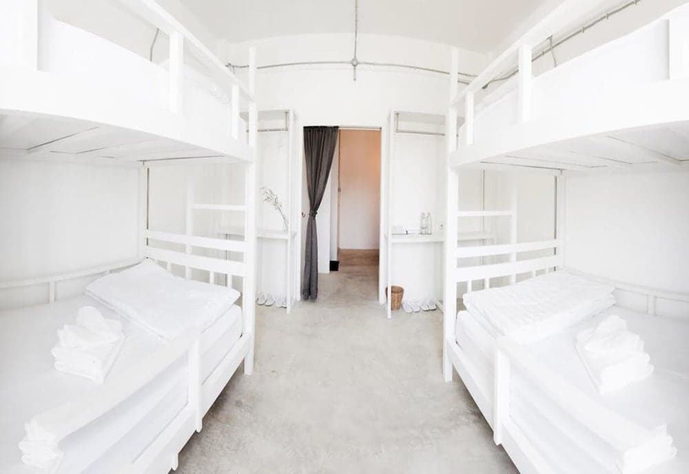 Flat White Cafe x Poshtel