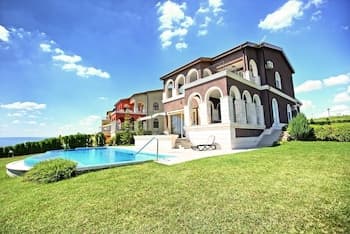 Lighthouse Luxe Estate Apart & Villas