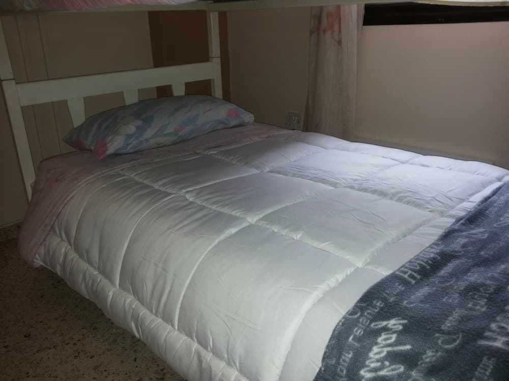 Costas Hostel Action