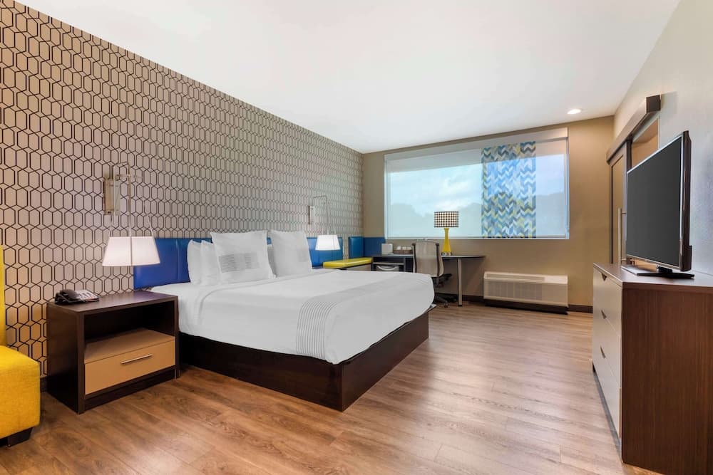 GLō Best Western Dallas South DeSoto