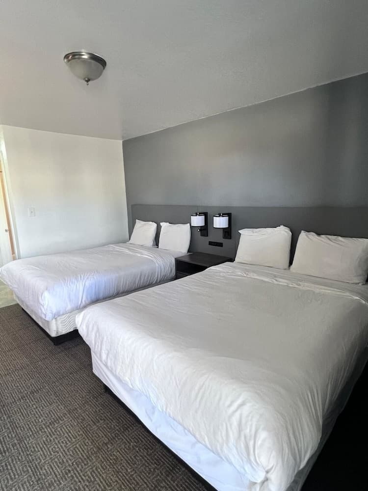OYO Garden Inn and Suites Pearsall I-35 East