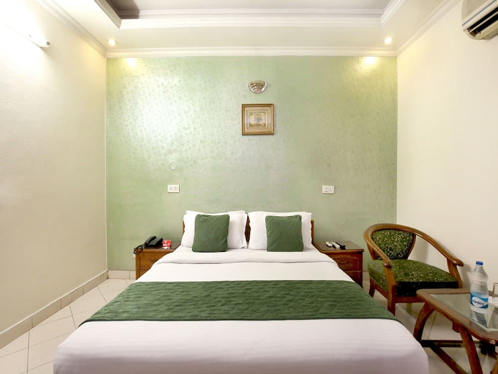 OYO 990 Hotel Paradise