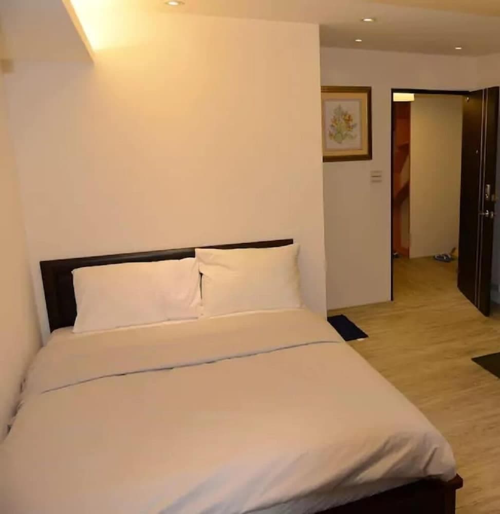 Taichung Fengjia Beige Home